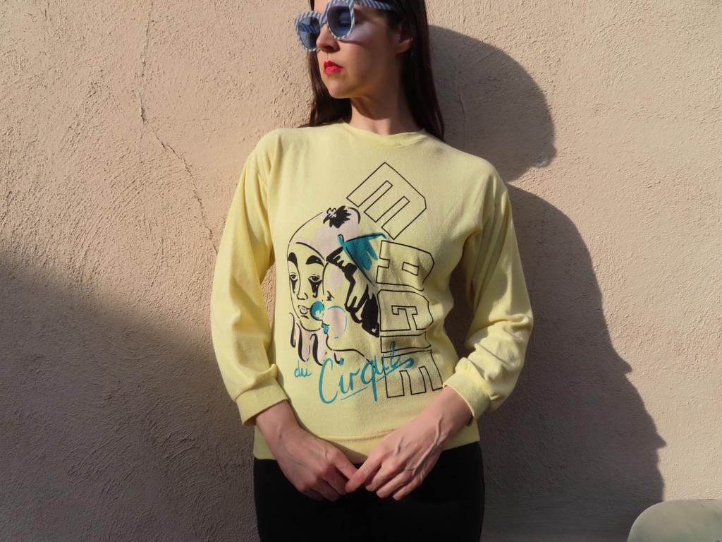 1980S Clown Pullover Magic Du Cirque Pierrot Butter Gelb Frottee Paris Französisch Sweatshirt Size Small/Medium - 40" Brustumfang 1980S Clown Pullover Magic Du Cirque Pierrot Butter Gelb Frottee Paris Französisch Sweatshirt Size Small/Medium - 40" Brustumfang von SaraLouiseVintage