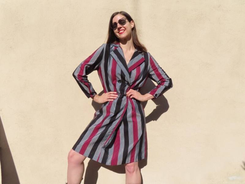 1980S Gestreiftes Kleid Grau Schwarz Breite Vertikaler Streifen All That Jazz Langarm Faux Jacke Größe Medium - 41" Brust/Hüfte 42, 5" Länge von SaraLouiseVintage