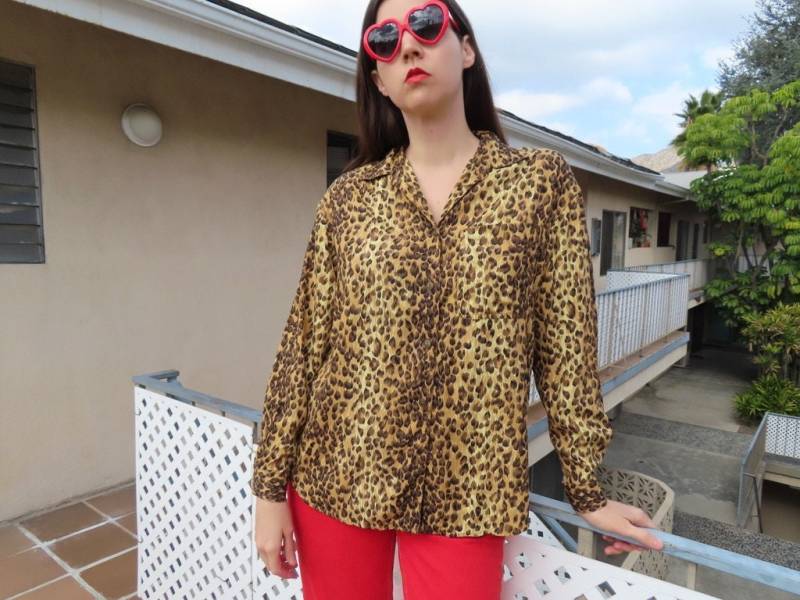 1980S Leopard Top Lizwear Rayon Langarm Button-Down-Bluse Aufgesetzte Tasche Animal Print Shirt Größe Medium/Large - 45 "Brustumfang 28" Länge 1980S Leopard Top Lizwear Rayon Langarm Button-Down-Bluse Aufgesetzte Tasche Animal Print Shirt Größe Medium/Large - 45 "Brustumfang 28" Länge von SaraLouiseVintage