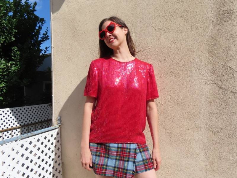 1980S Pailletten-Top Rot Kurzarm Perlenbesatz Lockere Boxy Fit Schillernde Pailletten Seidenbluse Größe Medium - 42 "Brustumfang/25, 5" Länge 1980S Pailletten-Top Rot Kurzarm Perlenbesatz Lockere Boxy Fit Schillernde Pailletten Seidenbluse Größe Medium - 42 "Brustumfang/25, 5" Länge von SaraLouiseVintage