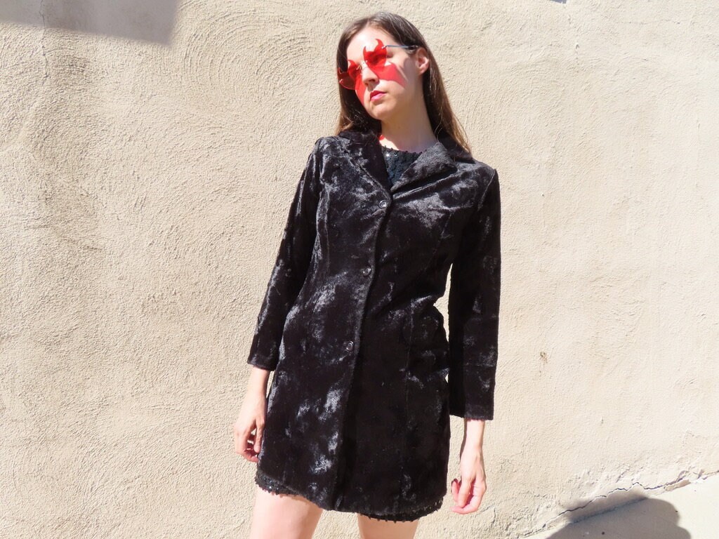 1990Er Jahre Kunstpelz Jacke Schwarz Hüfte Länge Knopfleiste Fuzzy Weicher Kragen Mantel Größe S - 37 "Brust/33" Taille 40" 34, 25" 1990Er Jahre Kunstpelz Jacke Schwarz Hüfte Länge Knopfleiste Fuzzy Weicher Kragen Mantel Größe S - 37 "Brust/33" Taille 40" 34, 25" von SaraLouiseVintage