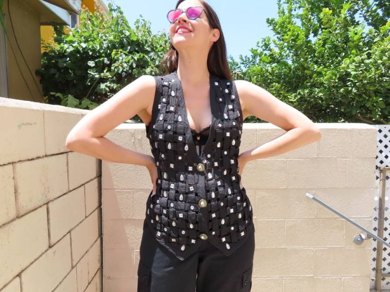 1990Er Jahre Strass Weste Schwarz Lange Gitter Open Weave Tiefer V-Ausschnitt Teardrop Quadrat Runde Juwel Button Top Größe Medium/Large - 40 "Brust 1990Er Jahre Strass Weste Schwarz Lange Gitter Open Weave Tiefer V-Ausschnitt Teardrop Quadrat Runde Juwel Button Top Größe Medium/Large - 40 "Brust von SaraLouiseVintage