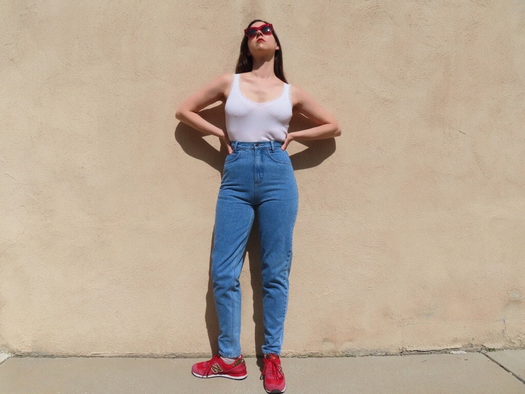 1990S Tapered Jeans Hellblaue Waschung Hohe Taille Slim Fit Tall Baumwolle Vintage Mom Denim Größe 27 "Taille/40" Hüfte 13 "32, 5" Schrittlänge." 1990S Tapered Jeans Hellblaue Waschung Hohe Taille Slim Fit Tall Baumwolle Vintage Mom Denim Größe 27 "Taille/40" Hüfte 13 "32, 5" Schrittlänge." von SaraLouiseVintage