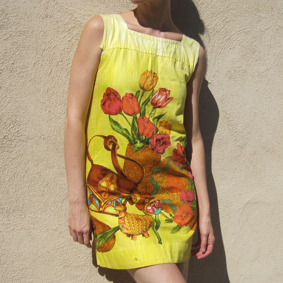 Abverkauf 1960Er Jahre Blumenkleid Stillleben Neuheit Druck Blumenkorb Gelb Shift Hawaiian Mod Bird Tank Größe Small/Medium - 35 "Büste Abverkauf 1960Er Jahre Blumenkleid Stillleben Neuheit Druck Blumenkorb Gelb Shift Hawaiian Mod Bird Tank Größe Small/Medium - 35 "Büste von SaraLouiseVintage
