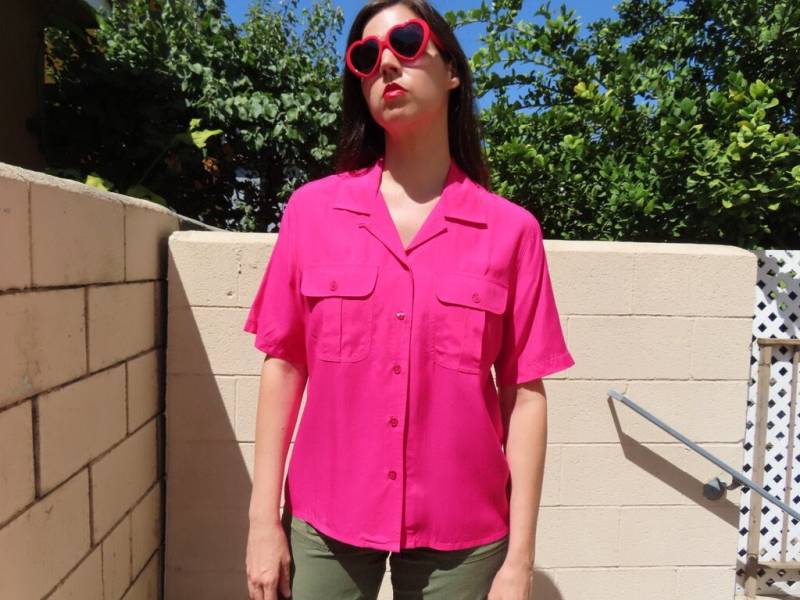 Clearance Sale 1990S Pink Shirt Hell Fuchsia Loop-Kragen Kurzarm Viskose Bluse Button-Down-Kragentasche Top Größe Large - 42 "Brustumfang Clearance Sale 1990S Pink Shirt Hell Fuchsia Loop-Kragen Kurzarm Viskose Bluse Button-Down-Kragentasche Top Größe Large - 42 "Brustumfang von SaraLouiseVintage