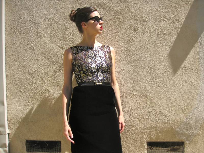 Rückverkauf Cocktailkleid Schwarzer Samt Silber Gold Blumenspitze Ärmellos Knielang Deko Gürtel Größe S - 96 cm Brustumfang von SaraLouiseVintage