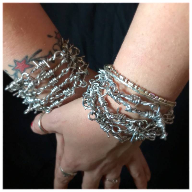 Durch Den Fuß Stacheldraht Kette - Aluminium von SaraMarieJewelry