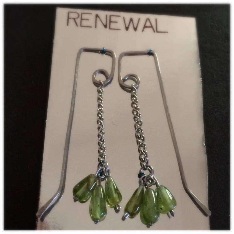 Energiesteine - Erneuerung Peridot Ohrringe Eckige Haken von SaraMarieJewelry