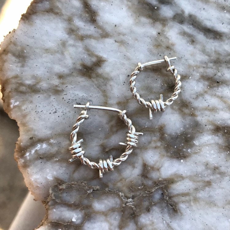 Extra Kleine Größe Sterling Silber Stacheldraht Ohrring - Männer/Frauen Einzeln Oder Paar Extra Kleine Größe Sterling Silber Stacheldraht Ohrring - Männer/Frauen Einzeln Oder Paar von SaraMarieJewelry