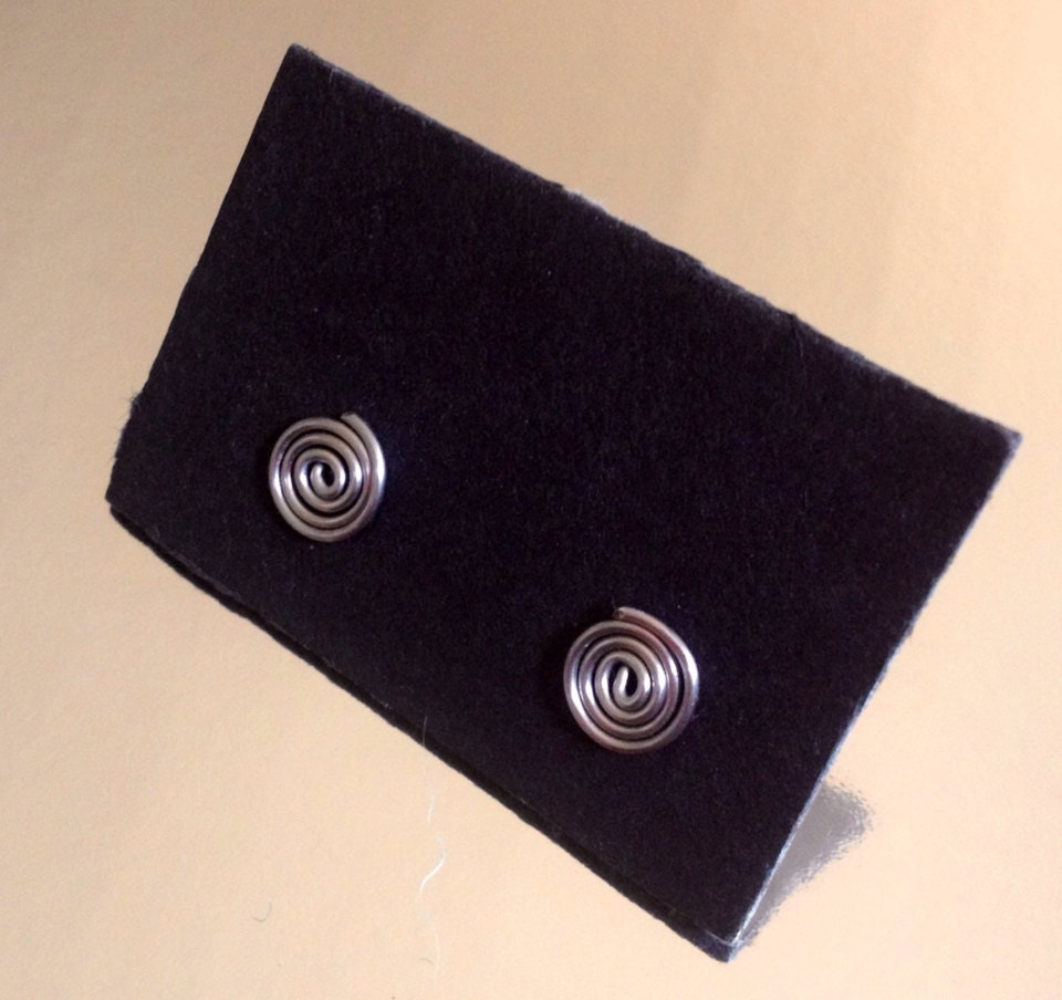 Kleine Spirale Post Ohrringe - Edelstahl von SaraMarieJewelry