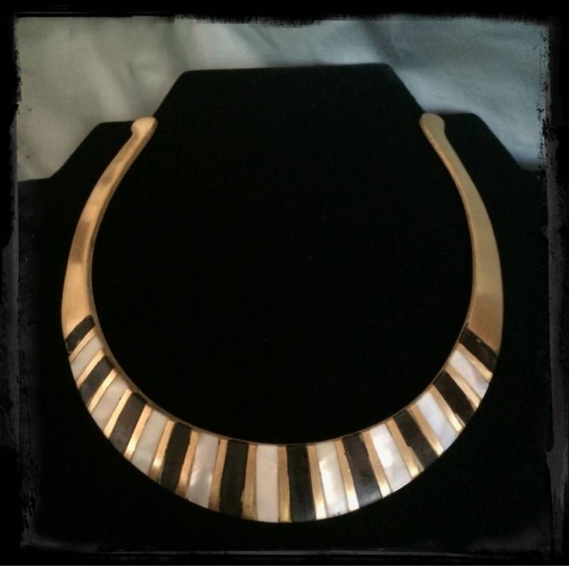Kleine Vintage Black & White Manschette/Bib Halskette - Messing, Onyx & Shell-Inlay von SaraMarieJewelry
