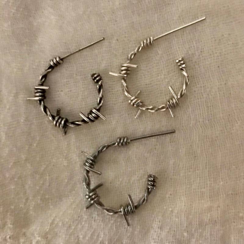 Winzige Offene 3/4-Zoll Stacheldraht Creolen Mit Verschlüssen - Nach Maß Für Paare Oder Einzelne Herren Damen von SaraMarieJewelry