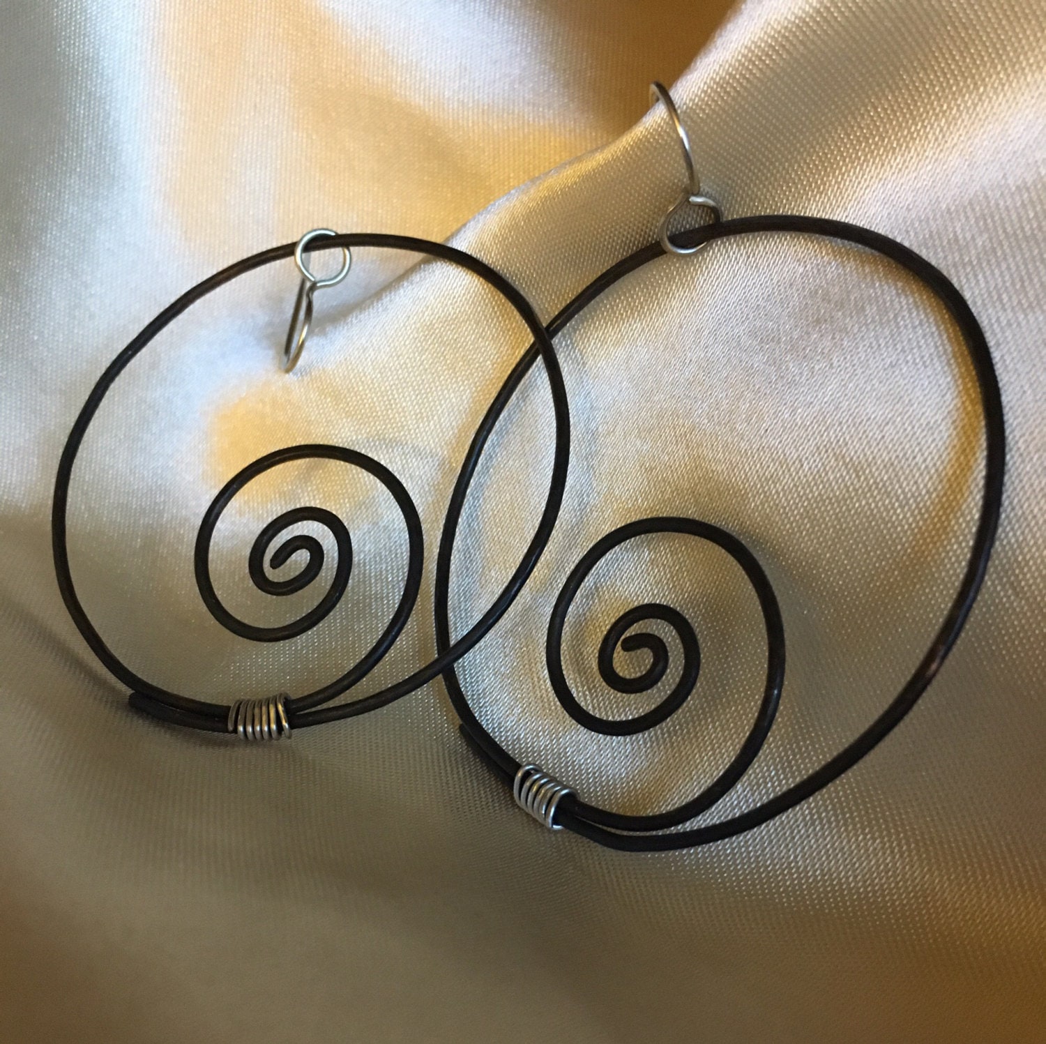 Zwei Zoll Schwarze Spirale Ohrringe Mit Edelstahl Ohrhaken von SaraMarieJewelry