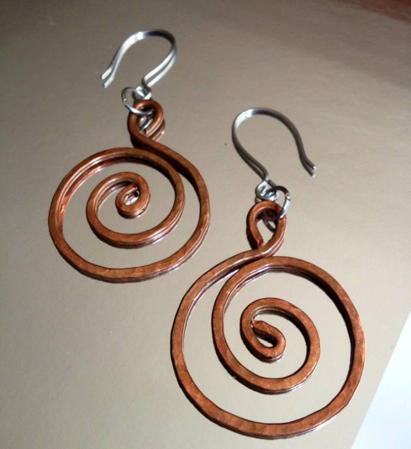 strukturierte Kupfer Spiralen Auf Edelstahl Haken von SaraMarieJewelry