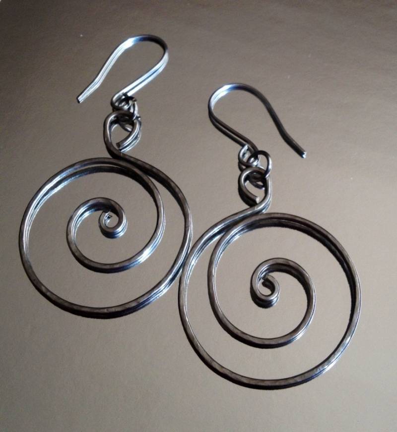 strukturierte Spiralen Silberfarbene Ohrringe von SaraMarieJewelry