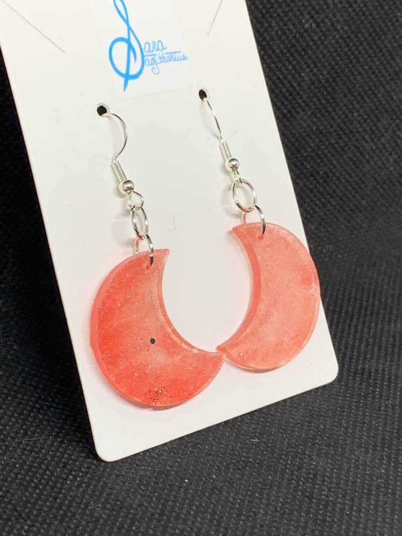 Durchscheinender Roter Halbmond Mit Subtilem Funkeln Handgemachte Harz Ohrringe Leichte Silber Ohr Draht Baumelnde Hippie Schmuck von SaraSagittarius