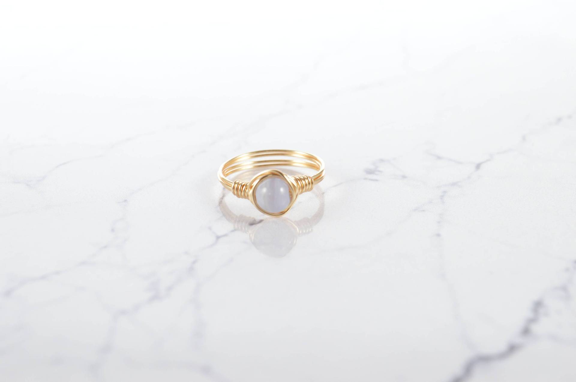 Blauer Spitzen Achat Draht Gewickelt Ring - Natürlicher Edelstein Schmuck in 14K Gold Filled Oder Sterling Silber Jede Größe Blauer Spitzen Achat Draht Gewickelt Ring - Natürlicher Edelstein Schmuck in 14K Gold Filled Oder Sterling Silber Jede Größe von SaraWeberJewelry