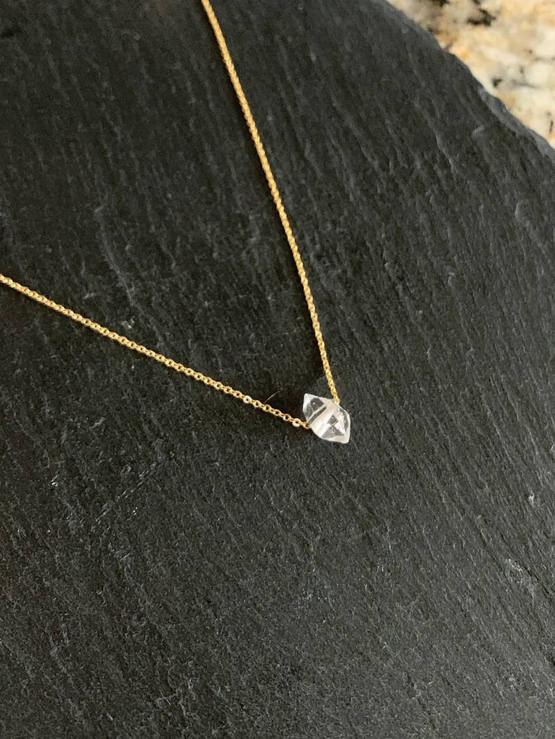 Herkimer Diamant Halskette - April Geburtsstein Roher Kristall Anhänger An Zierlicher Kette Herkimer Diamant Halskette - April Geburtsstein Roher Kristall Anhänger An Zierlicher Kette von SaraWeberJewelry