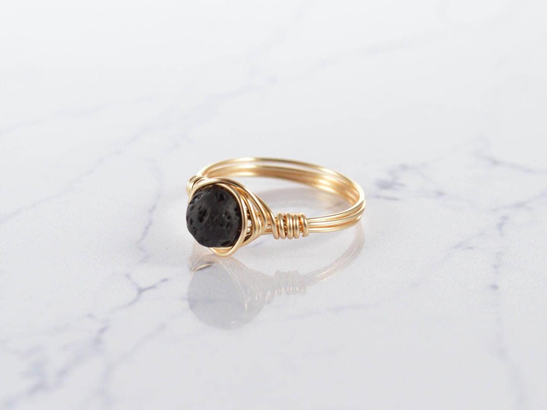 Schwarzer Lava Ring Draht Gewickelt - Natürlicher Edelstein Schmuck in 14K Gold Filled Oder Sterling Silber Handgemachtes Boho Geschenk Schwarzer Lava Ring Draht Gewickelt - Natürlicher Edelstein Schmuck in 14K Gold Filled Oder Sterling Silber Handgemachtes Boho Geschenk von SaraWeberJewelry