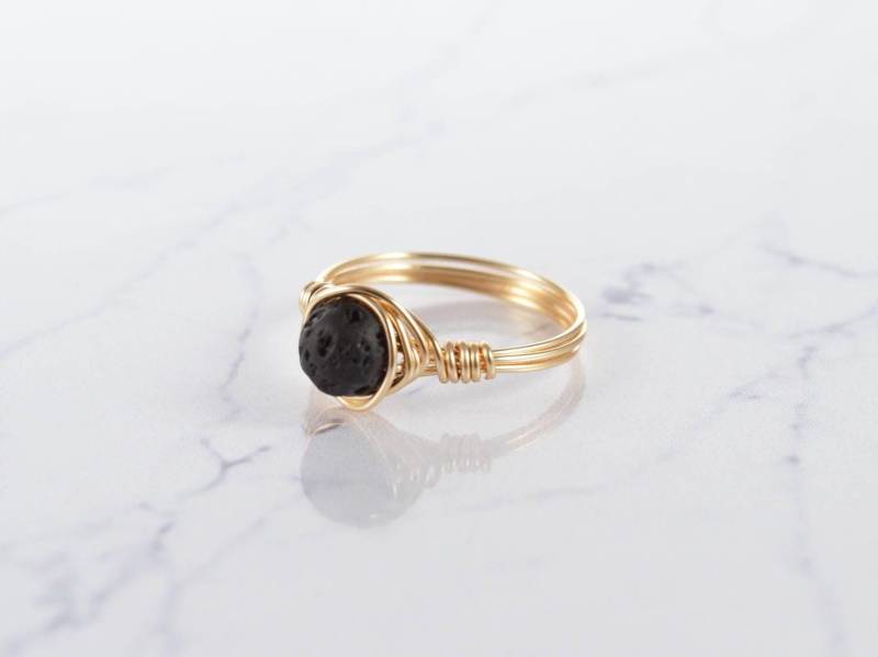 Schwarzer Lava Ring Draht Gewickelt - Natürlicher Edelstein Schmuck in 14K Gold Filled Oder Sterling Silber Handgemachtes Boho Geschenk von SaraWeberJewelry