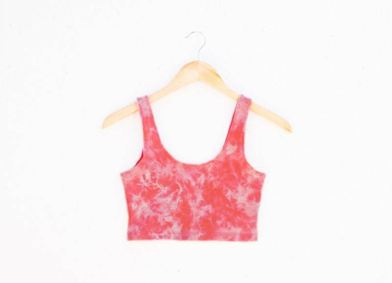 Coral Batik Crop Tank - Klein Groß von SarahDuckieBrand