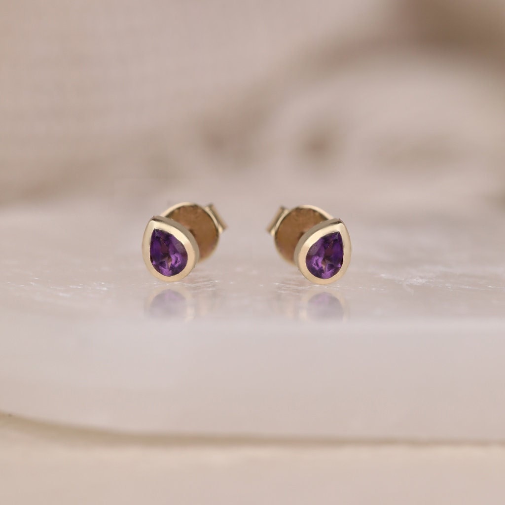 14K Gold Amethyst Ohrstecker, Edelstein Goldfassung, Birnenschliff, Natürlicher Edelstein, Kleine Bestes Geschenk, Jessie von SarahEliseJewelry