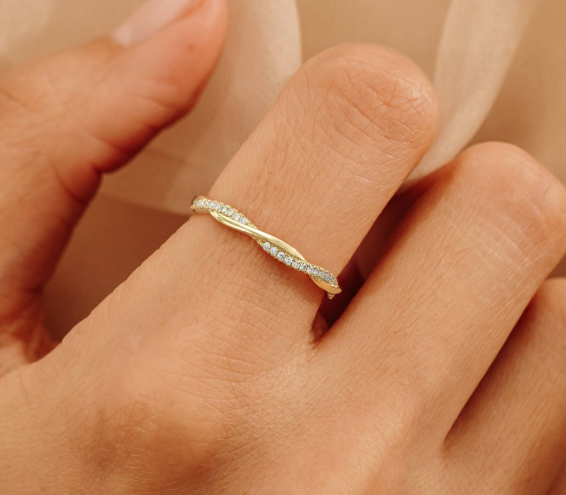 14K Gold Diamant Zierlicher Drehring, Halber Eternity Ring, Massivgold Und Naturdiamant, Zarter Ehering, Micro Pave Diamanten, Emily von SarahEliseJewelry