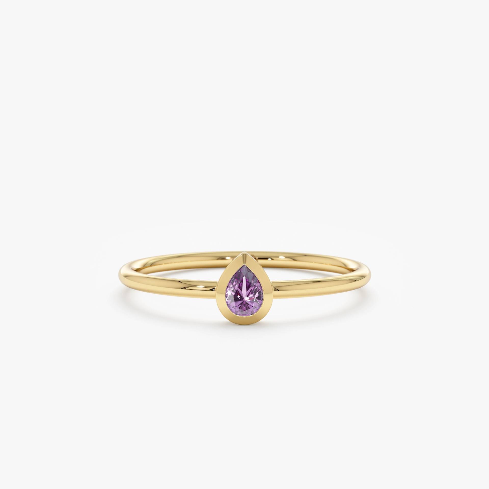 14-Karätiger Amethyst-Lünettenring Aus Massivem Gold, Februar-Geburtsstein, Stapelbarer Ring, Geburtssteinschmuck, Gold-Amethyst-Ring, Birnenform von SarahEliseJewelry