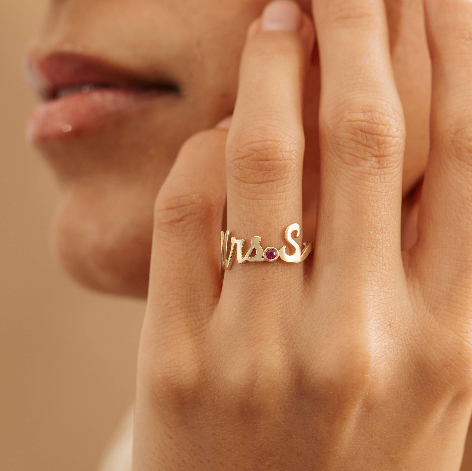 14K Massiver Gold-Anfangsring, Mrs.title-Ring, Nachname-Anfangsring, Rubin, Smaragd, Saphir, Buchstabenring, Personalisiertes Geschenk, Natasha von SarahEliseJewelry