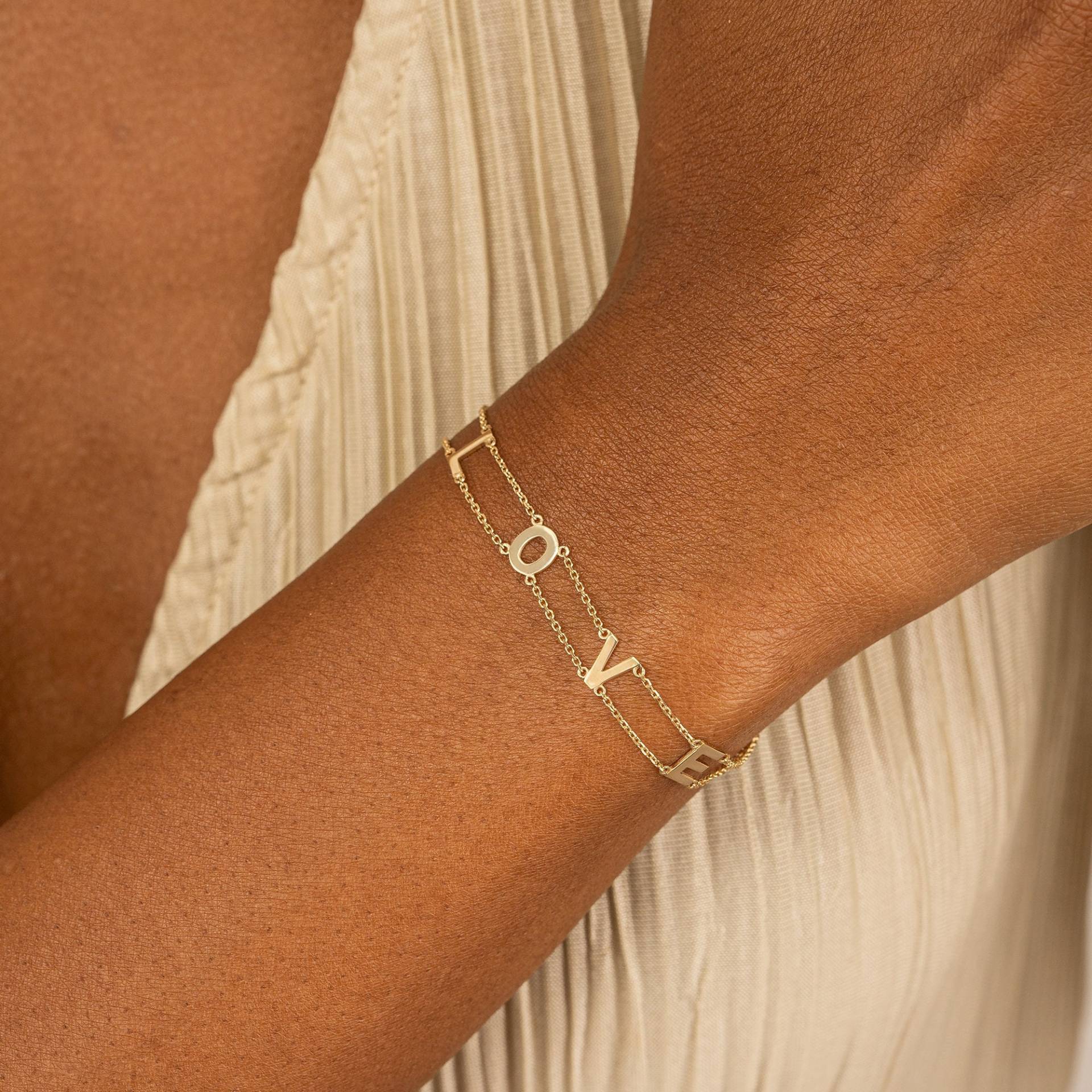 14K Massives Gold Liebesarmband, Schlichtes Initialarmband, Liebeswortschmuck, Muttertagsgeschenk, Brautgeschenk, Zierliches Einzigartiges Armband von SarahEliseJewelry