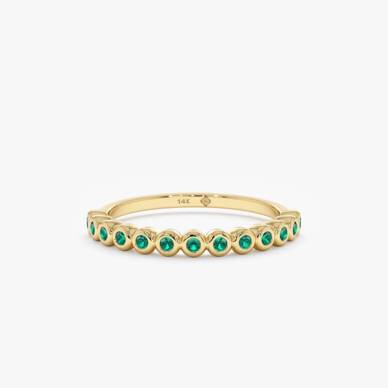 Zierlicher Smaragdring, Halbe Ewigkeit Hochzeitsring, Natürlicher Grüner Smaragd, Stapelbarer 14K Massivgold Mai Geburtssteinring, Verlobungsset von SarahEliseJewelry