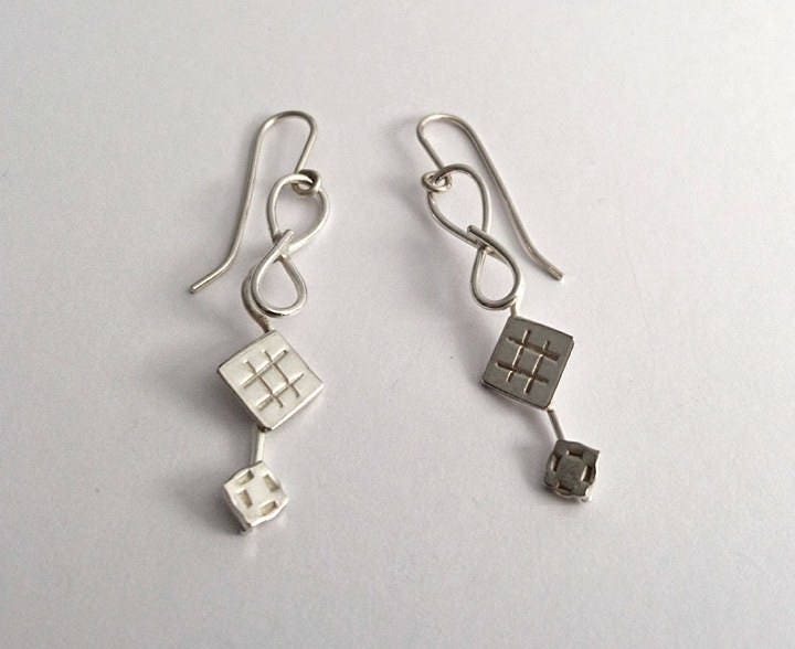 Sterling Silber Ohrringe, Tropfen Und Handgefertigte Strukturierte Quadrate, Draht Gehämmert Silber, Handgefertigten Schmuck Sterling Silber Ohrringe, Tropfen Und Handgefertigte Strukturierte Quadrate, Draht Gehämmert Silber, Handgefertigten Schmuck von SarahEllenJewellery