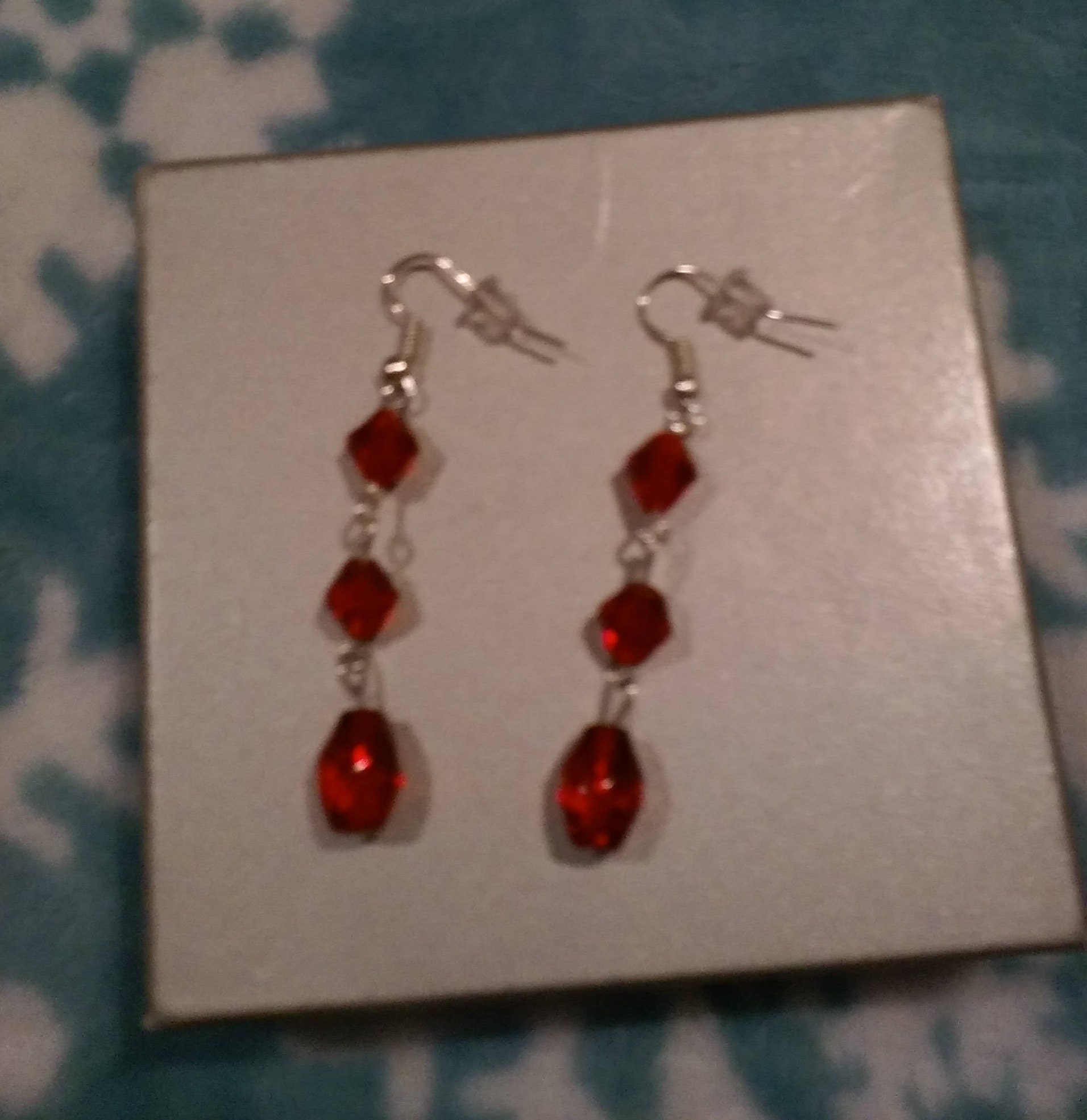 Rote Kristall-Tropfen-Ohrringe von SarahHenrichDesigns