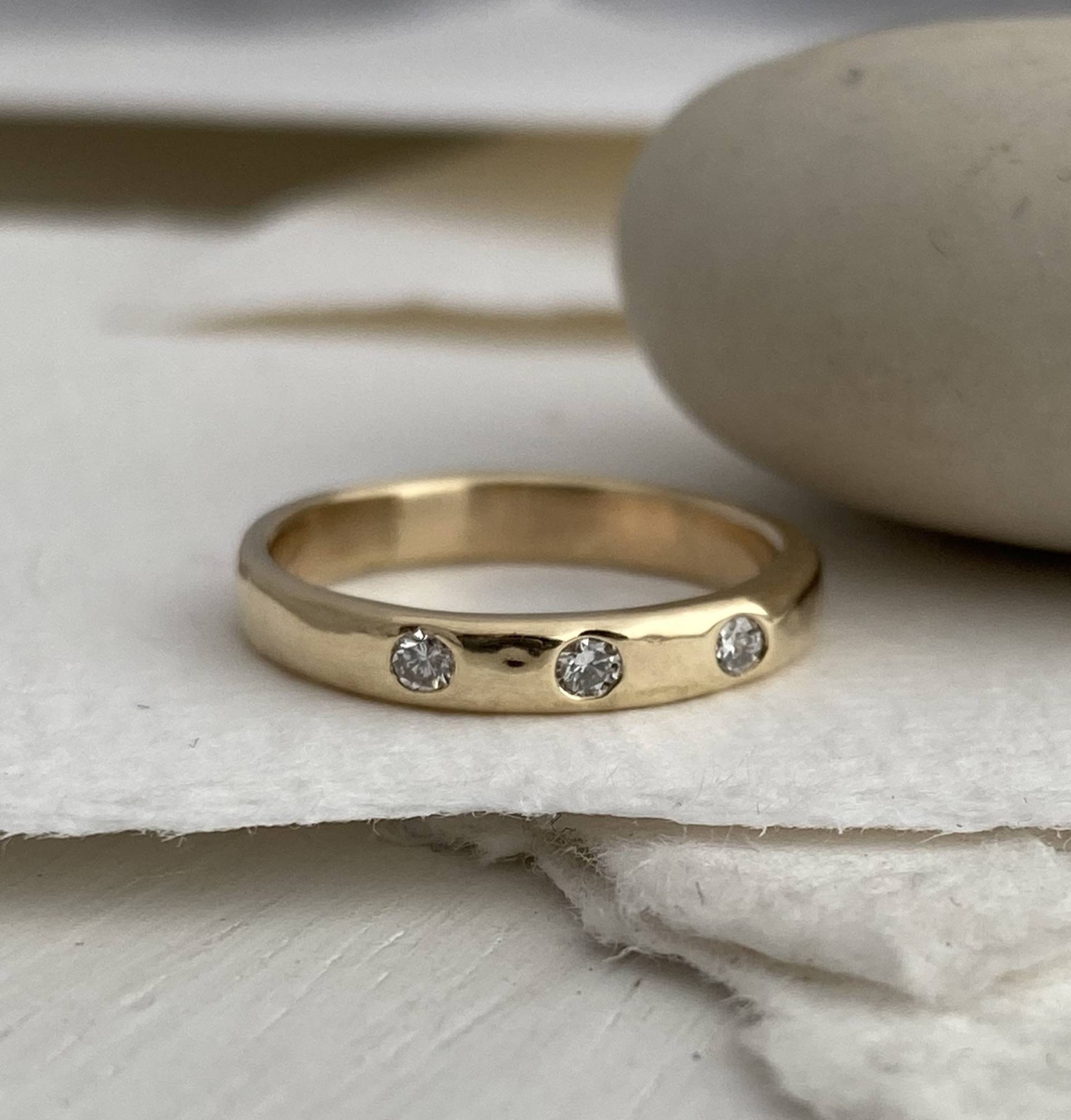 Drei Diamantene Band - Goldband Hochzeitsband Diamant Ehering Hochzeitsschmuck Ehering Nordumberland Alt Bridal von SarahHickeyJewellery