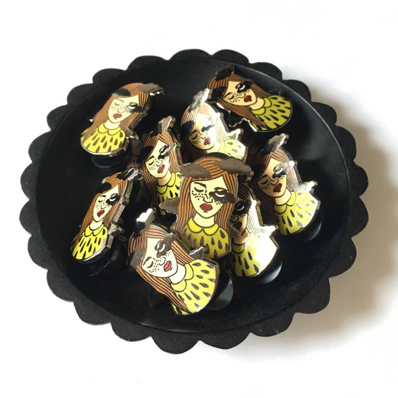 Ausverkauf Bewölkte Augen Cloisonné Emaille Pin Ausverkauf Bewölkte Augen Cloisonné Emaille Pin von SarahKIllustration