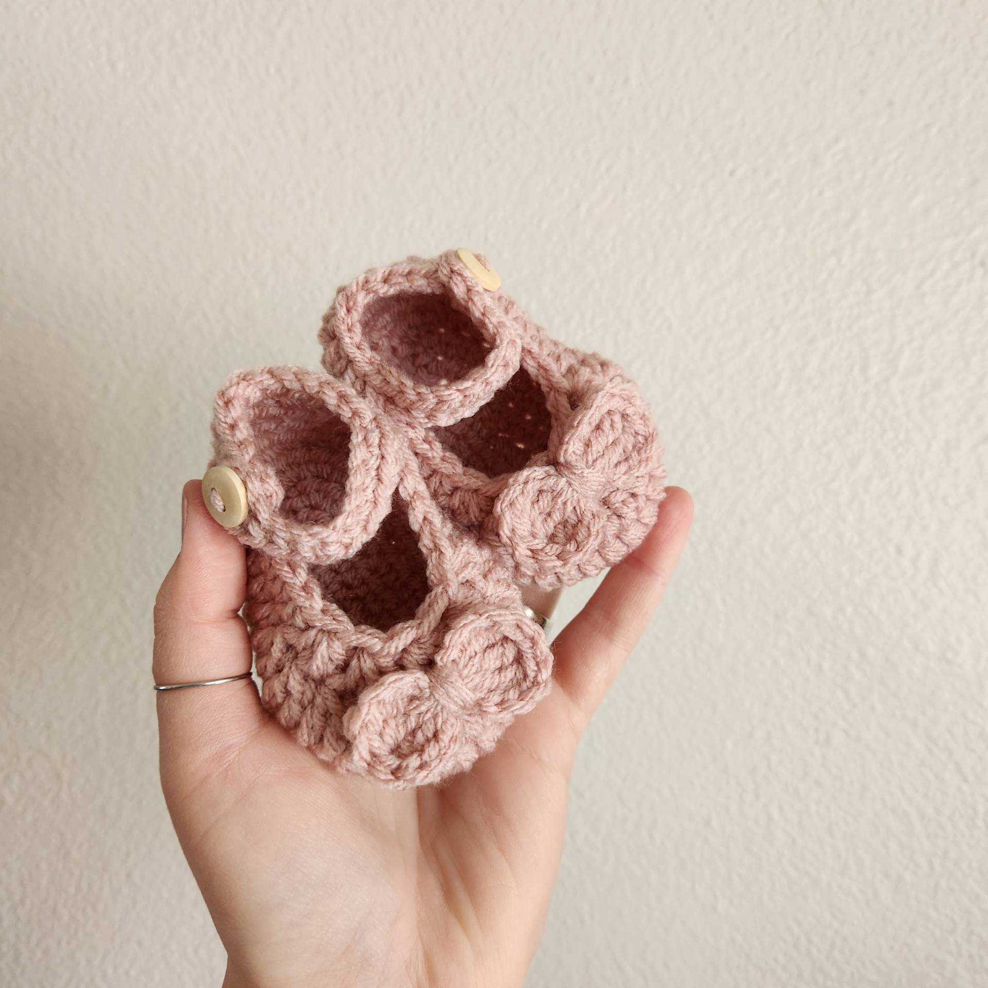 Crochet Mary Jane Booties Mit Schleife, Schuhe, Häkeln Babyschuhe, Baby-Dusche-Geschenk, Babyschuhe Schleife von SarahLizFiberArts