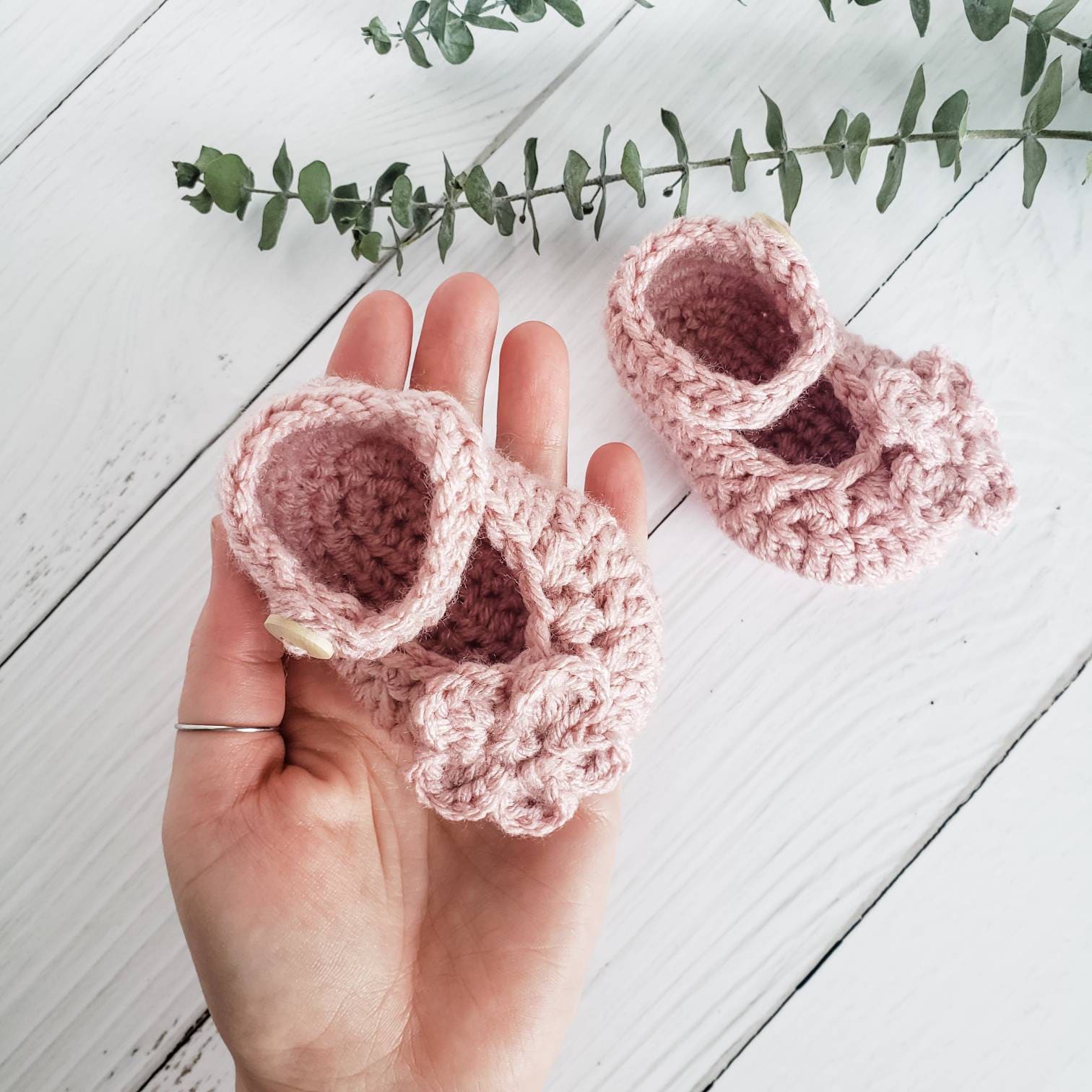 Gehäkelte Mary Janes Booties Mit Blume, Baby Jane Schuhe, Gehäkelte Babyschuhe, Booties, Baby-Dusche-Geschenk, Säugling von SarahLizFiberArts