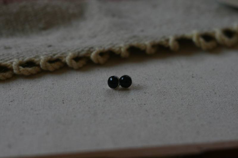 Schwarz Onyx & Sterling Silber Ohrstecker. Zierlich. 8mm von SarahMadelineJewelry