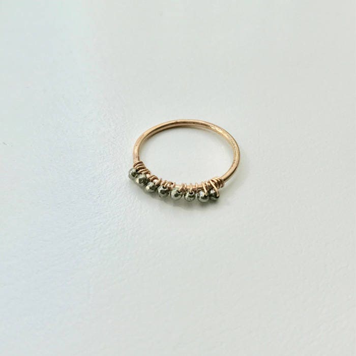 14K Gold Filled Perlen Ring Goldener Pyrit Stacking von SarahOfSweden