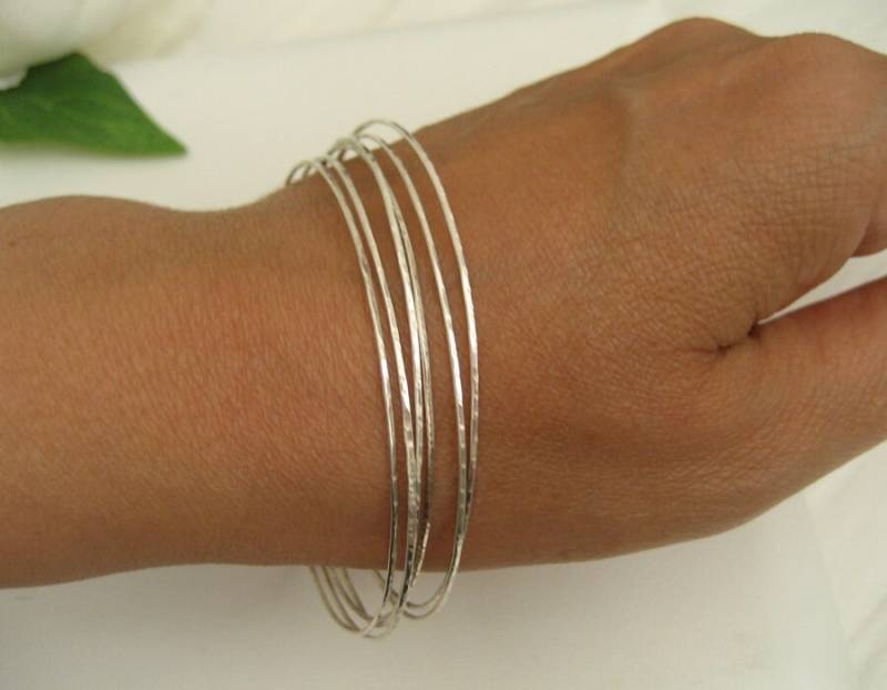 Dünne Armreif Gehämmert Und Strukturierte Armband Sterling Silber von SarahOfSweden