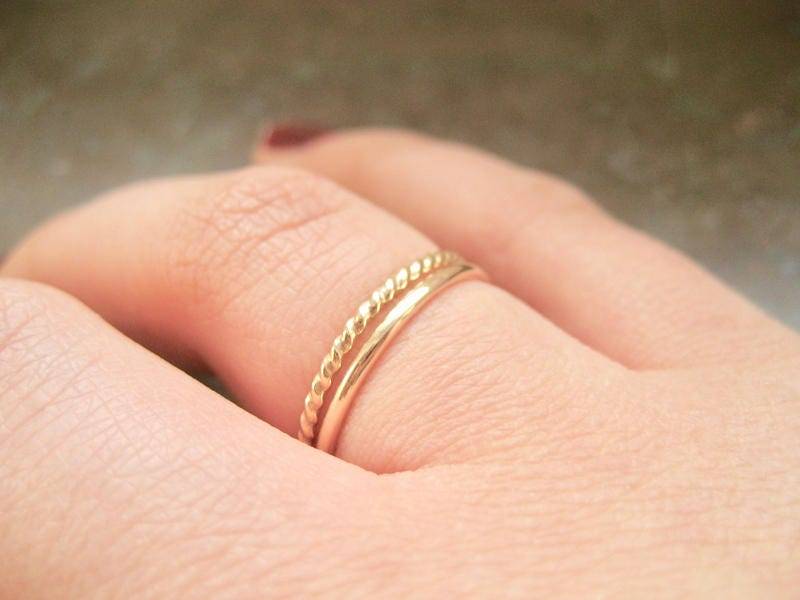 Gold Stapelbare Ringe Set 14K Filled Twisted & Smooth Bands von SarahOfSweden