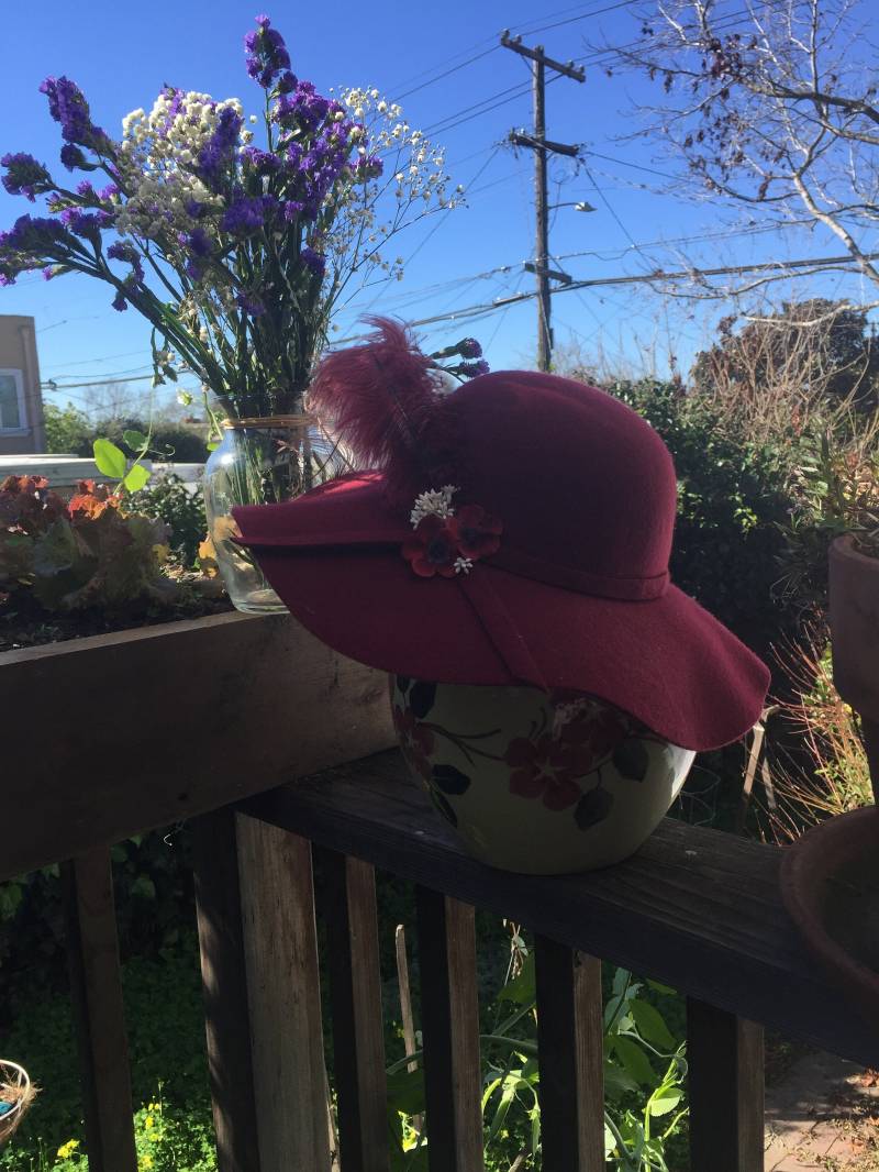 Burgund Feder Burgund Feder von SarahsHatSupreme