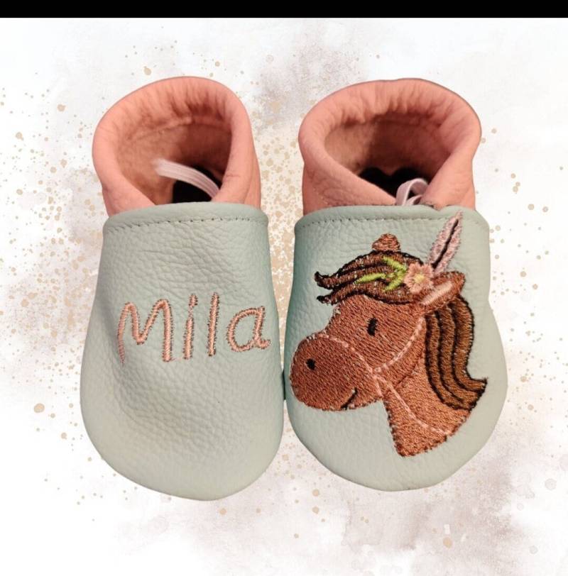 Lauflernschuhe, Krabbelschuhe Mit Namen, Krabbelschuhe Personalisiert, Bestickt, Krabbelpuschen, Lederpuschen, Geschenk Zur Geburt Pferd von SarahsStichwerk