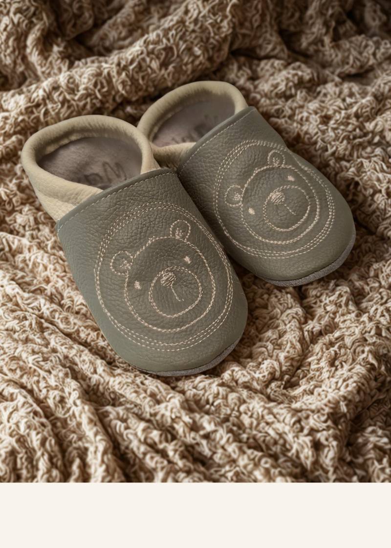 Lauflernschuhe, Krabbelschuhe Name, Krabbelschuhe Personalisiert, Krabbelschuhe Bestickt, Krabbelpuschen, Lederpuschen, Geschenk Zur Geburt Bär von SarahsStichwerk