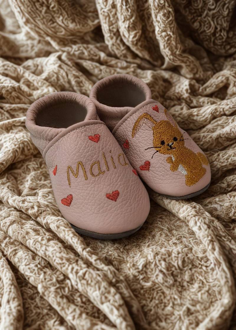 Lauflernschuhe, Krabbelschuhe Name, Krabbelschuhe Personalisiert, Krabbelschuhe Bestickt, Krabbelpuschen, Lederpuschen, Geschenk Zur Geburt Hase von SarahsStichwerk