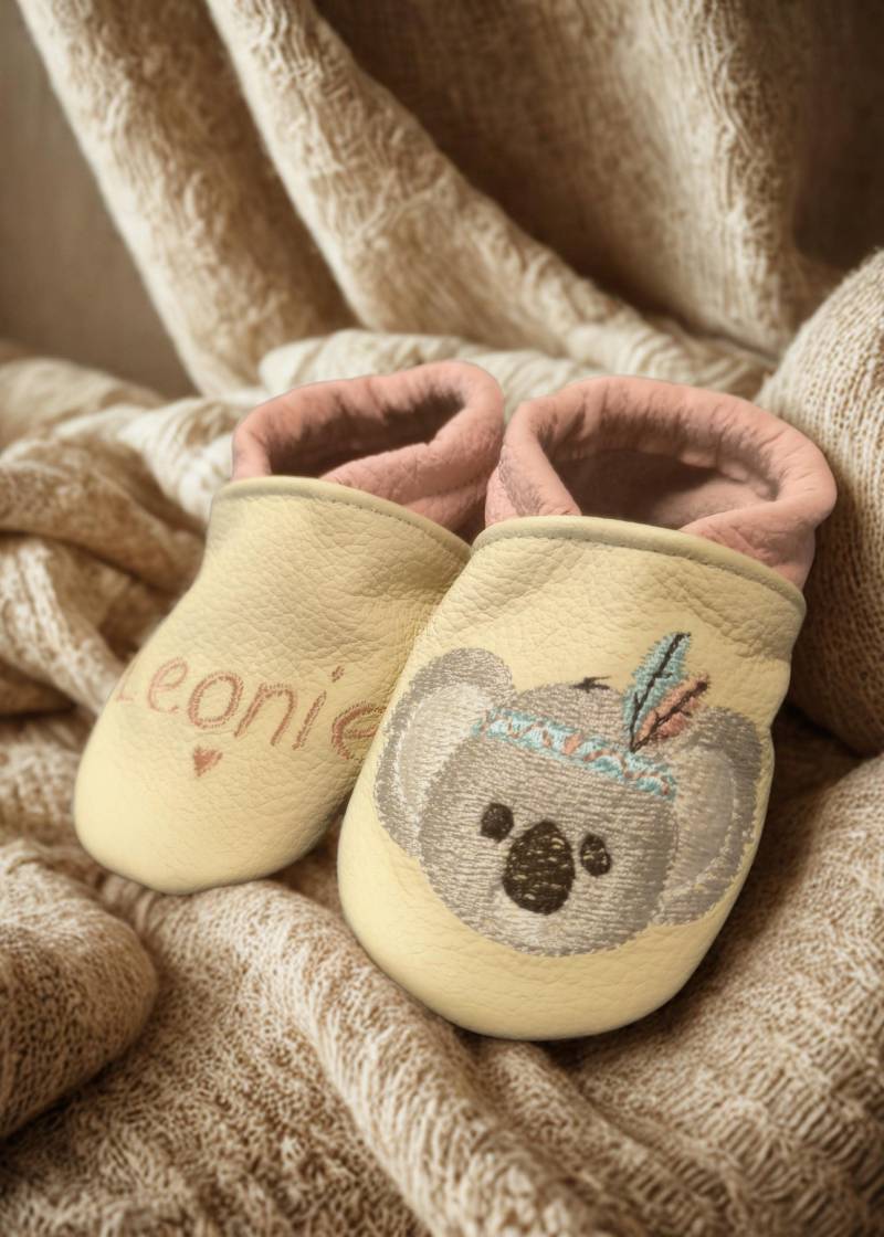 Lauflernschuhe, Krabbelschuhe Name, Krabbelschuhe Personalisiert, Krabbelschuhe Bestickt, Krabbelpuschen, Lederpuschen, Geschenk Zur Geburt Koala von SarahsStichwerk