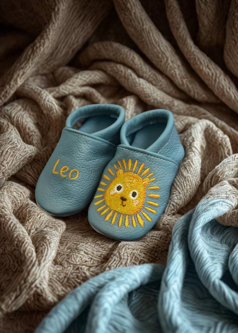 Lauflernschuhe, Krabbelschuhe Name, Krabbelschuhe Personalisiert, Krabbelschuhe Bestickt, Krabbelpuschen, Lederpuschen, Geschenk Zur Geburt Löwe von SarahsStichwerk