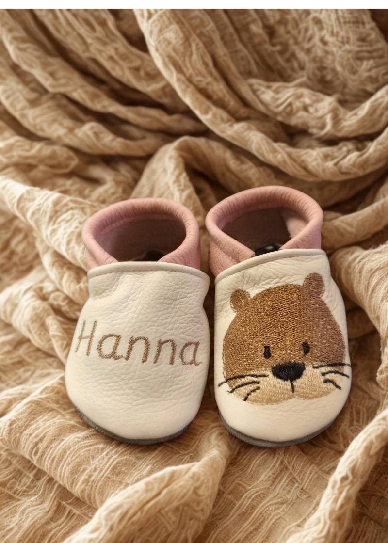 Lauflernschuhe, Krabbelschuhe Name, Krabbelschuhe Personalisiert, Krabbelschuhe Bestickt, Krabbelpuschen, Lederpuschen, Geschenk Zur Geburt Otter von SarahsStichwerk