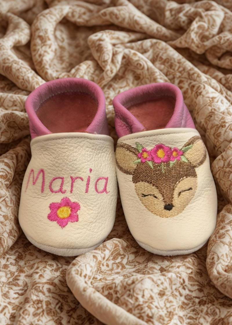 Lauflernschuhe, Krabbelschuhe Name, Krabbelschuhe Personalisiert, Krabbelschuhe Bestickt, Krabbelpuschen, Lederpuschen, Geschenk Zur Geburt Reh von SarahsStichwerk