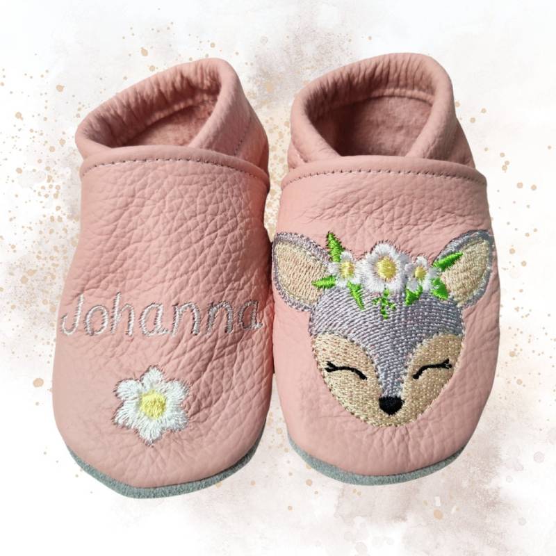 Lauflernschuhe, Namen, Krabbelschuhe Personalisiert, Krabbelschuhe Bestickt, Krabbelpuschen, Lederpuschen, Geschenk Zur Geburt, Regenbogen von SarahsStichwerk